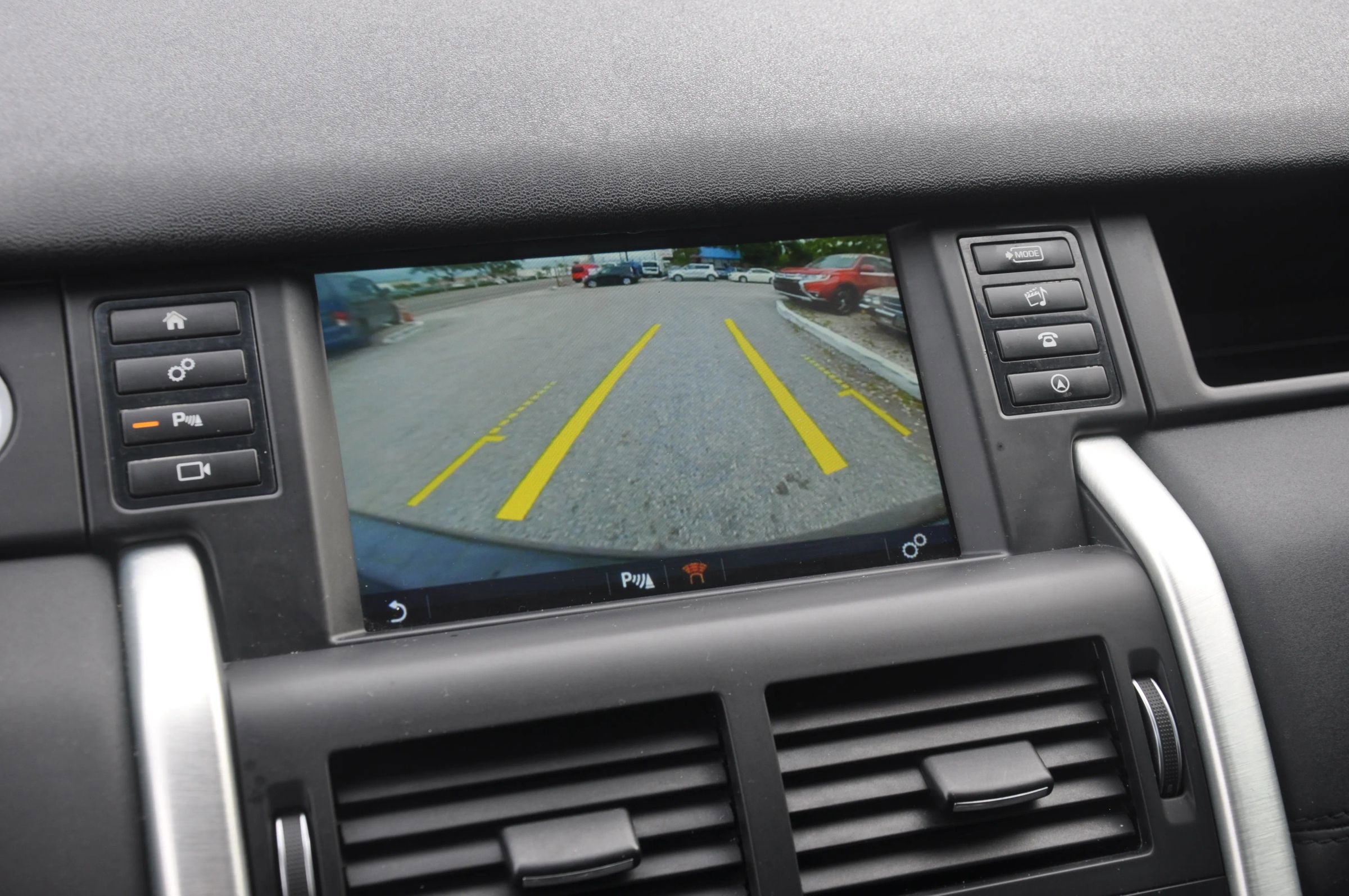 Used 2017 Land Rover Discovery Sport SE image 16