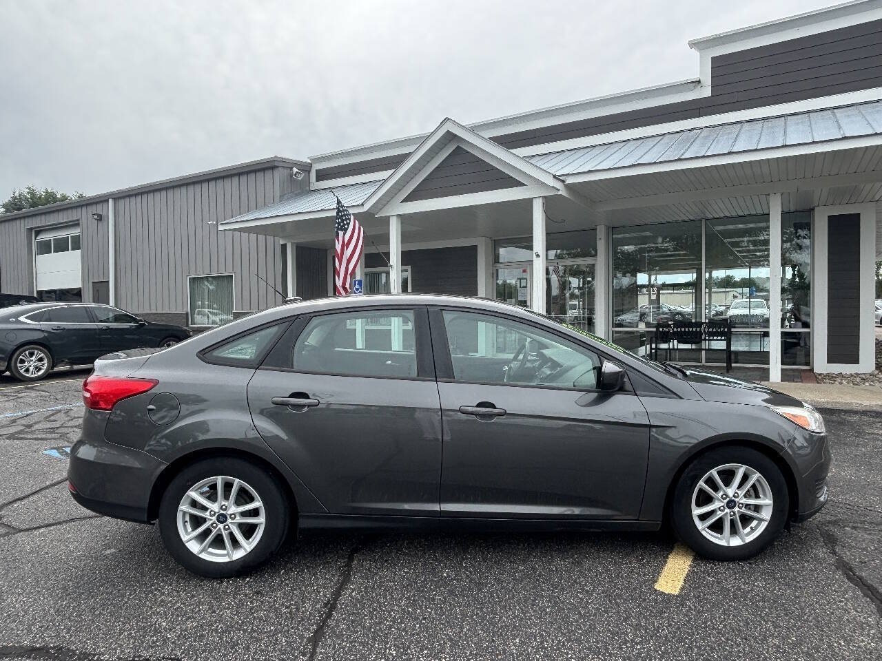 Used 2018 Ford Focus SE FWD image 2