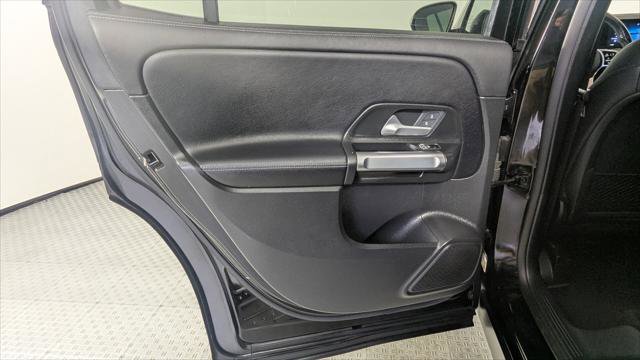 Used 2022 Mercedes-Benz GLB 250 w/ Premium Package image 16
