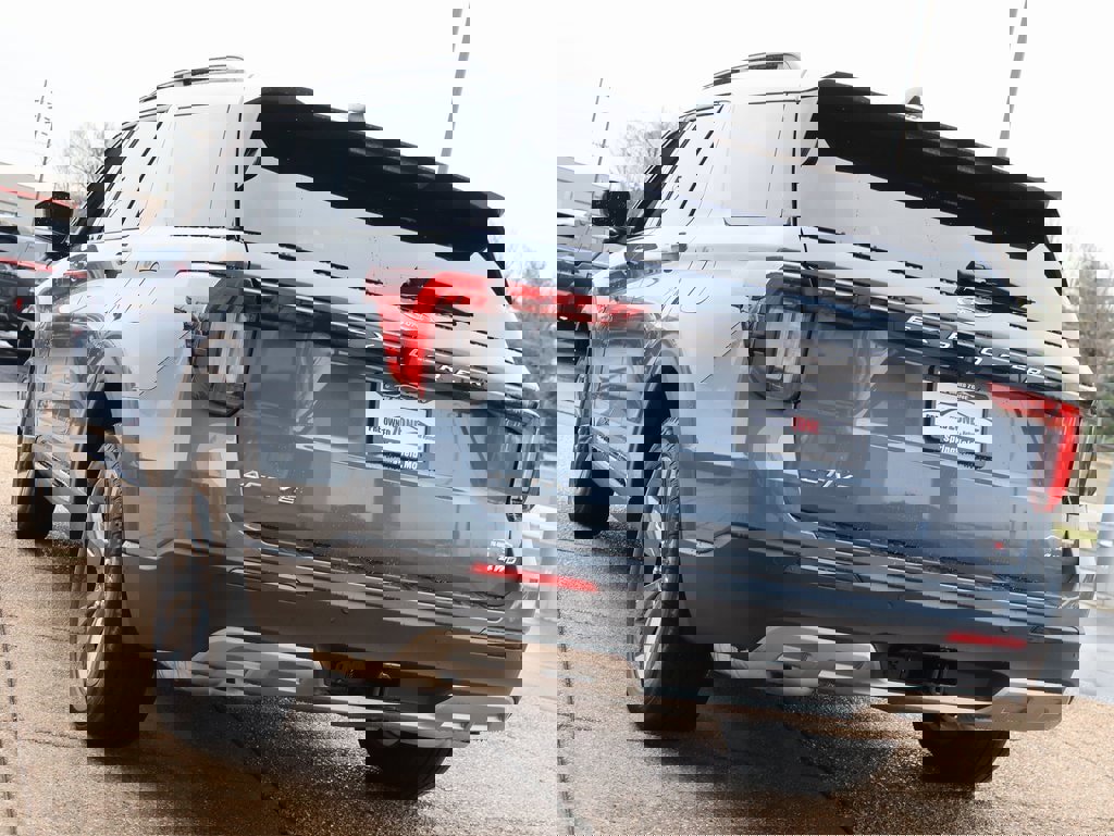 Used 2025 Ford Explorer Active w/ Active Comfort Package image 4