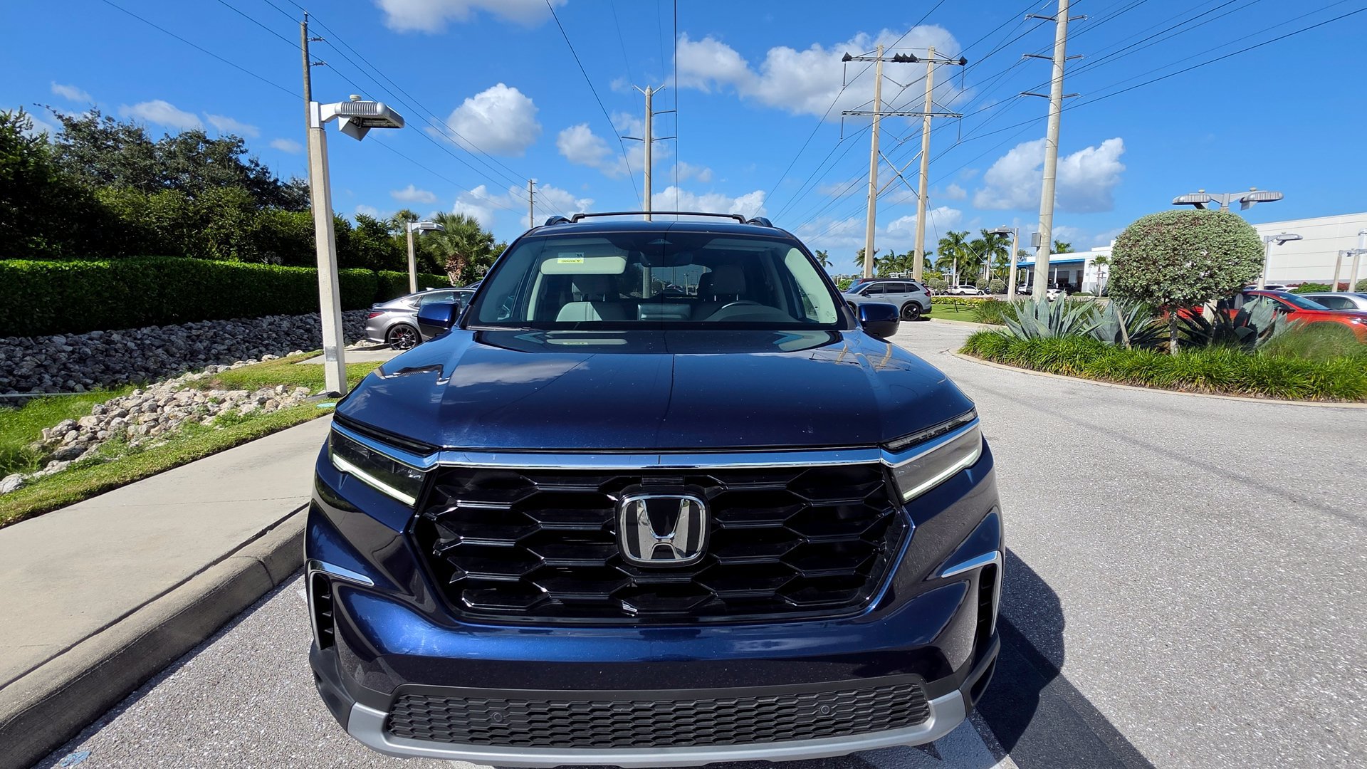 Used 2025 Honda Pilot Touring image 2