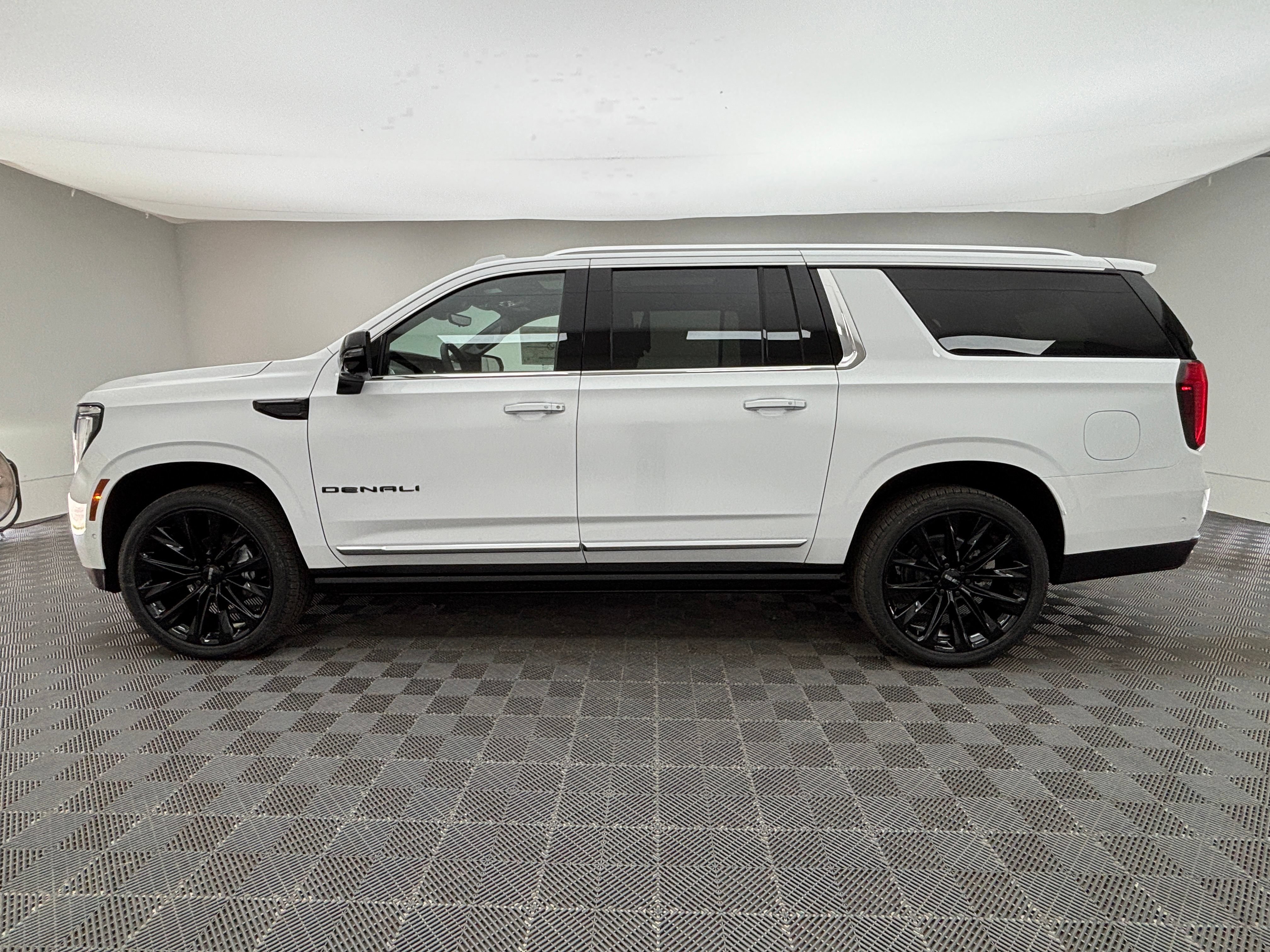 New 2026 GMC Yukon XL Denali w/ Denali Reserve Package AWD/4WD image 17