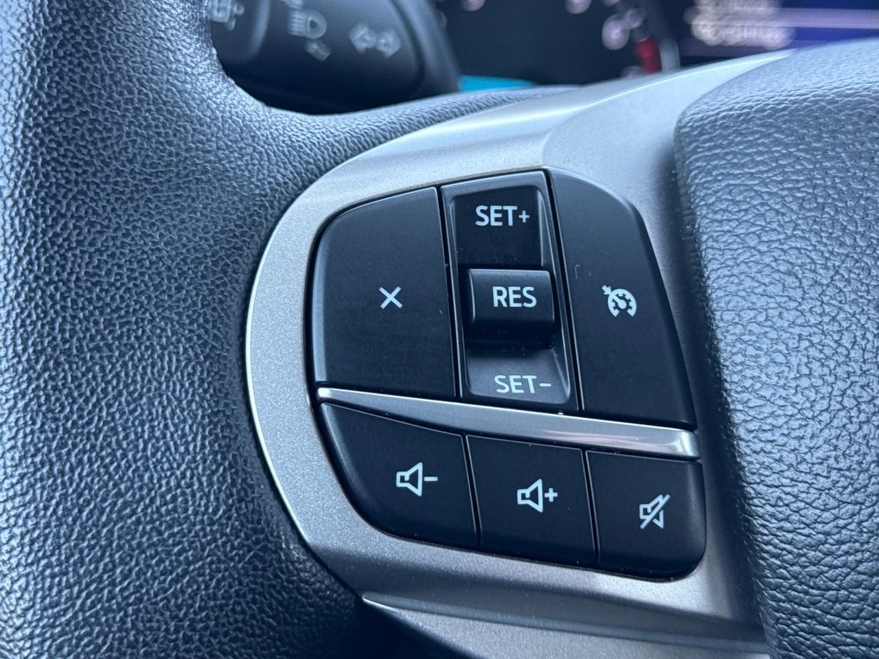 Used 2023 Ford Explorer XLT AWD/4WD image 31