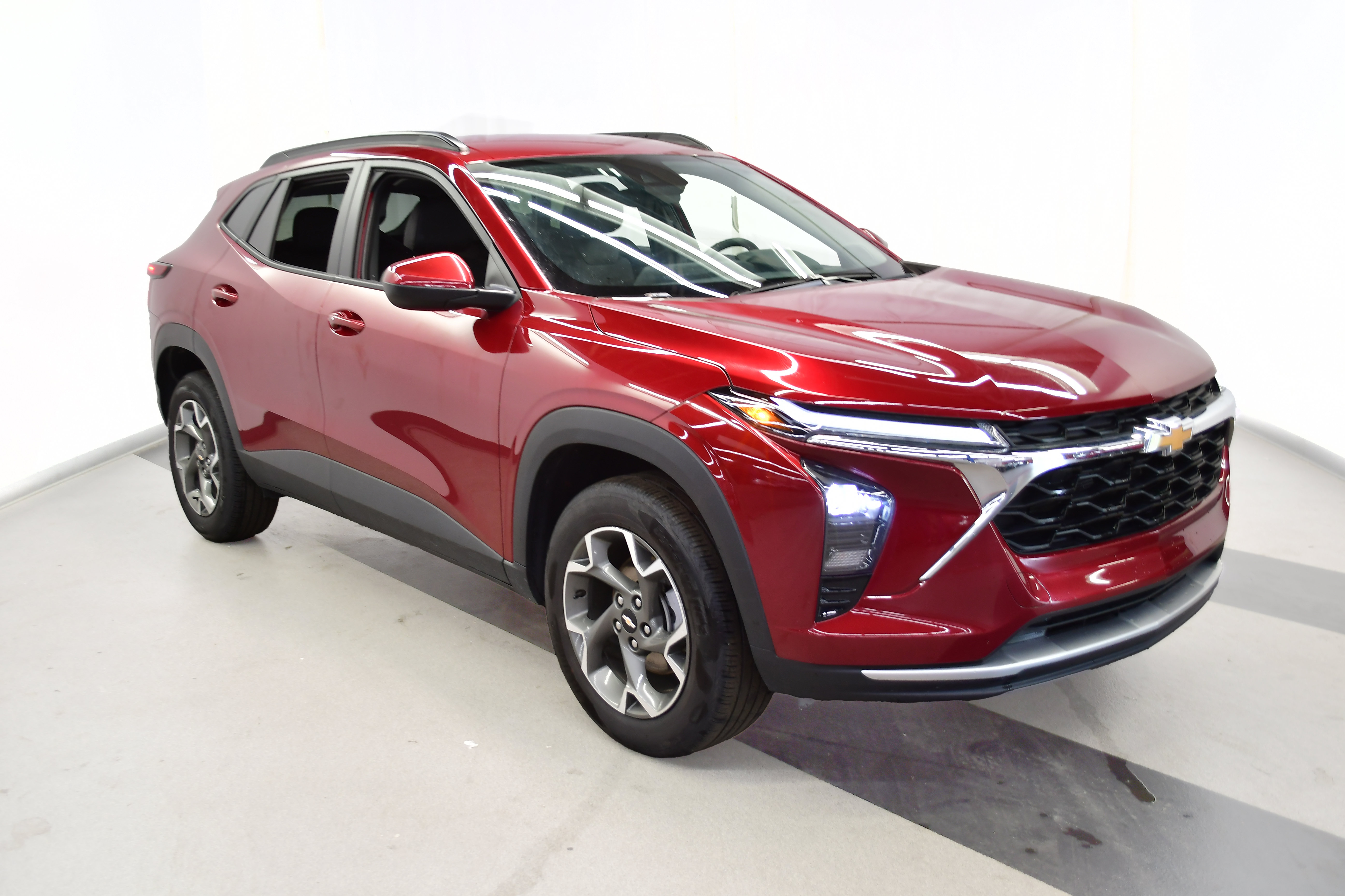 Used 2025 Chevrolet Trax LT w/ LT Convenience Package FWD image 2
