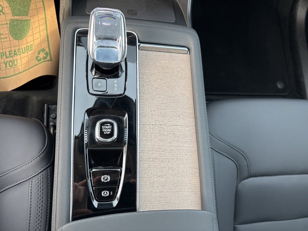 Certified 2025 Volvo XC90 B6 Plus image 29