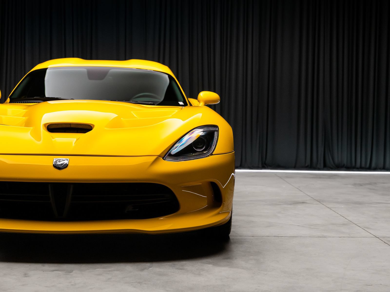 Used 2014 SRT Viper SRT-10 w/ Grand Touring Package RWD image 19