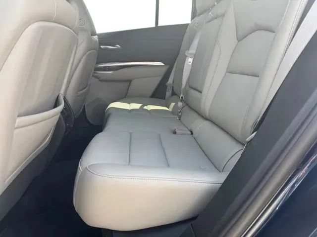 Used 2022 Cadillac XT4 Luxury w/ Cold Weather Package FWD image 17