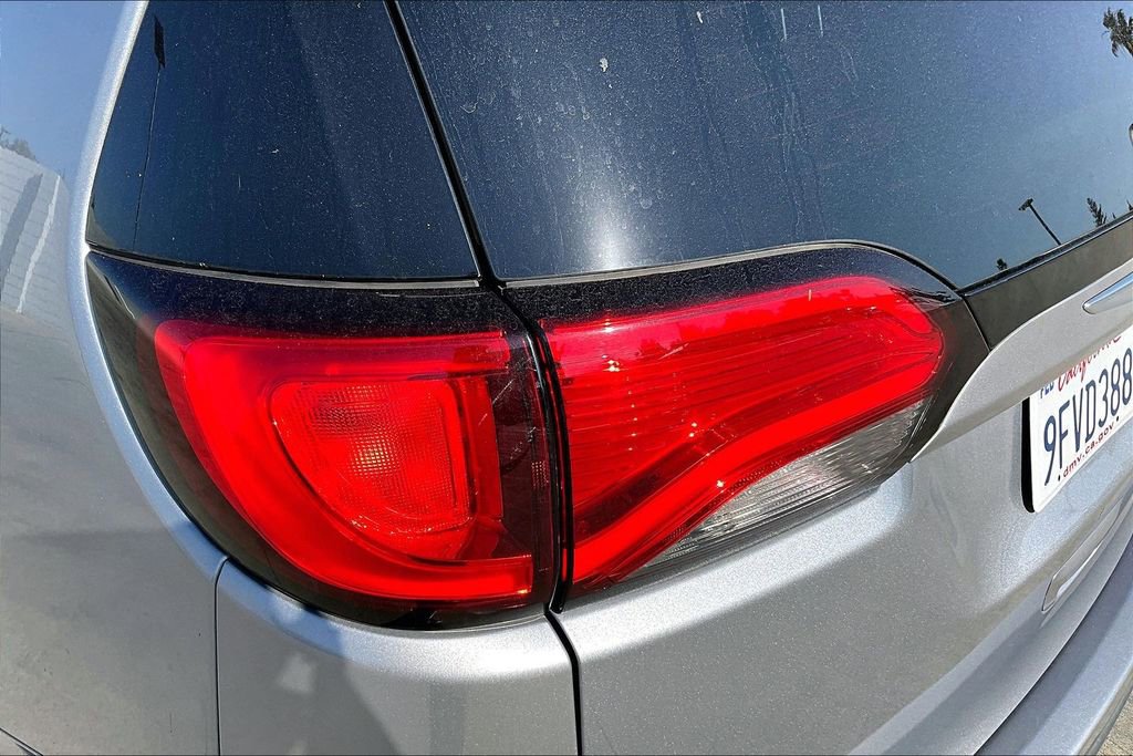 Used 2018 Chrysler Pacifica Touring-L image 35
