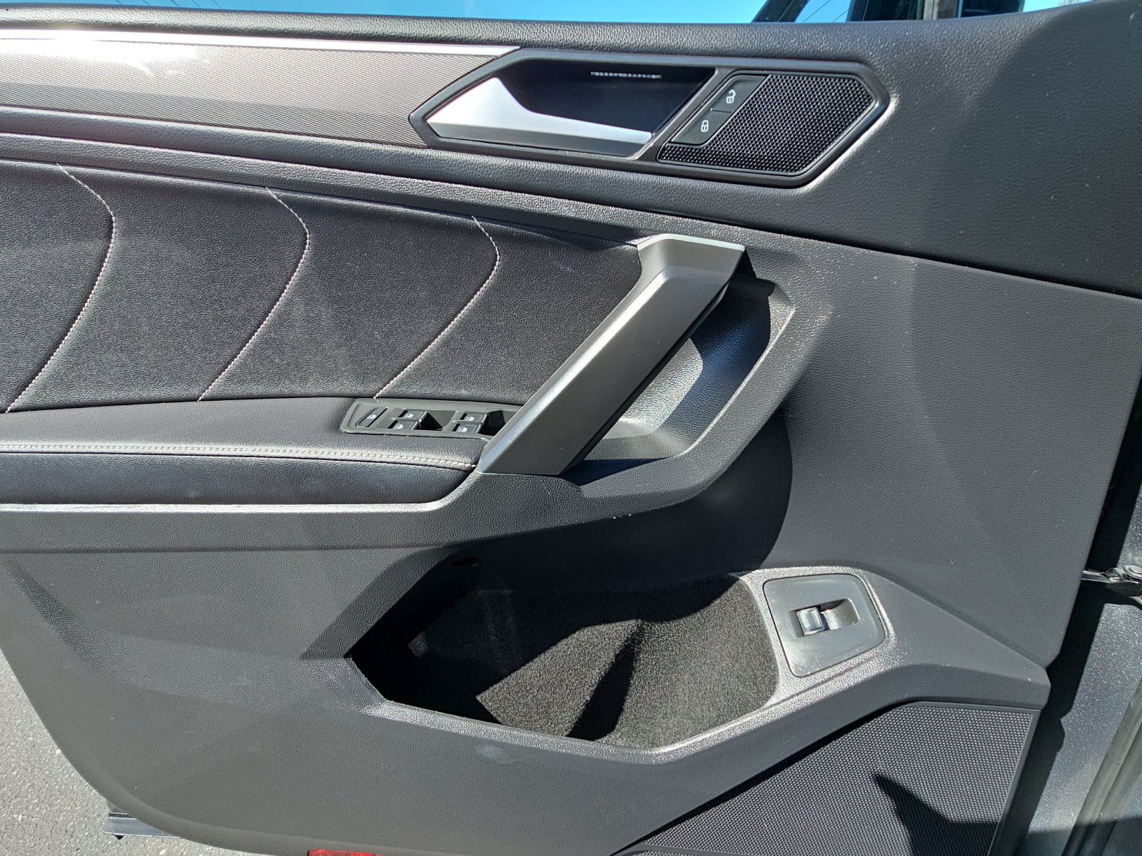 Certified 2024 Volkswagen Tiguan SE R-Line FWD image 28