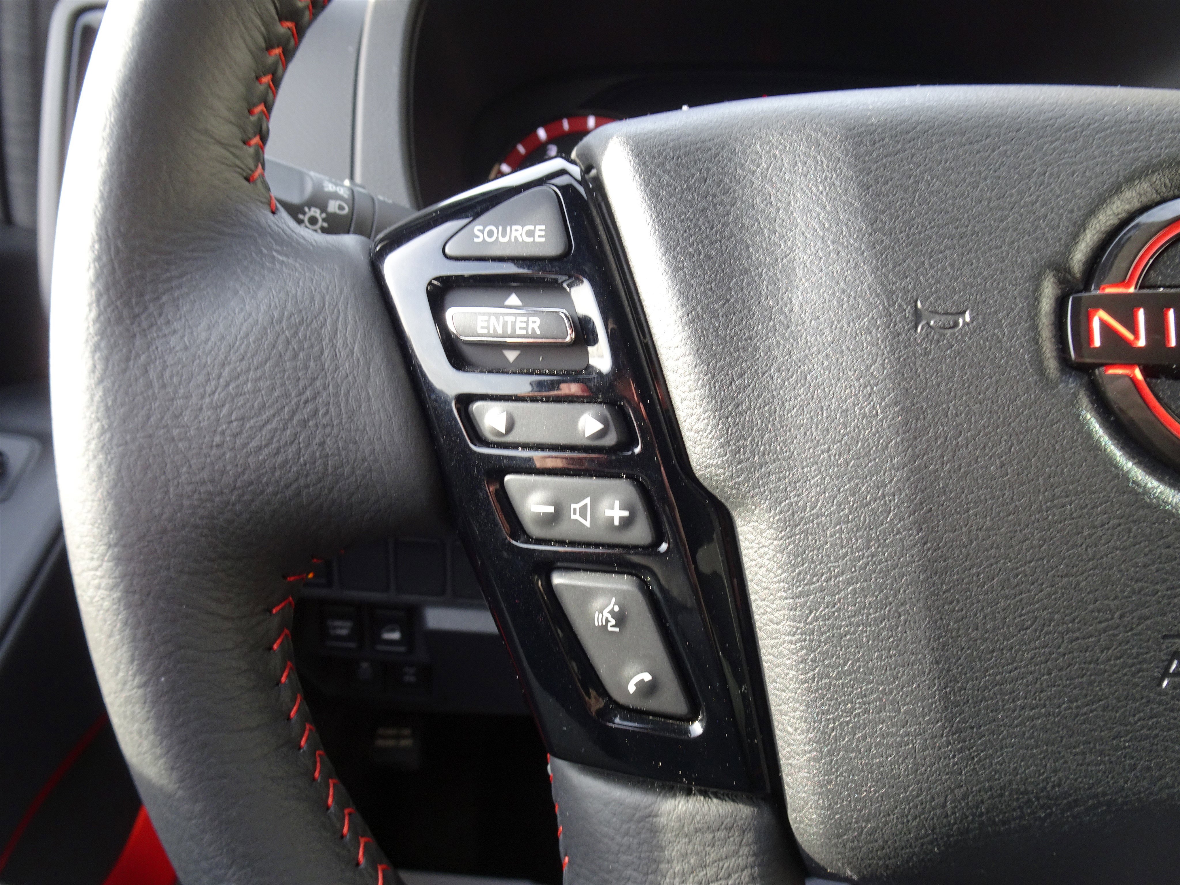 Used 2025 Nissan Frontier PRO-4X image 23