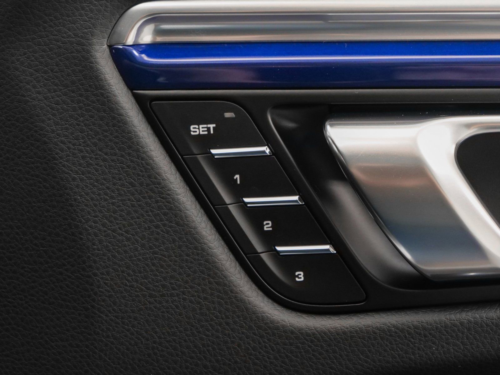 Certified 2025 Porsche Macan image 19