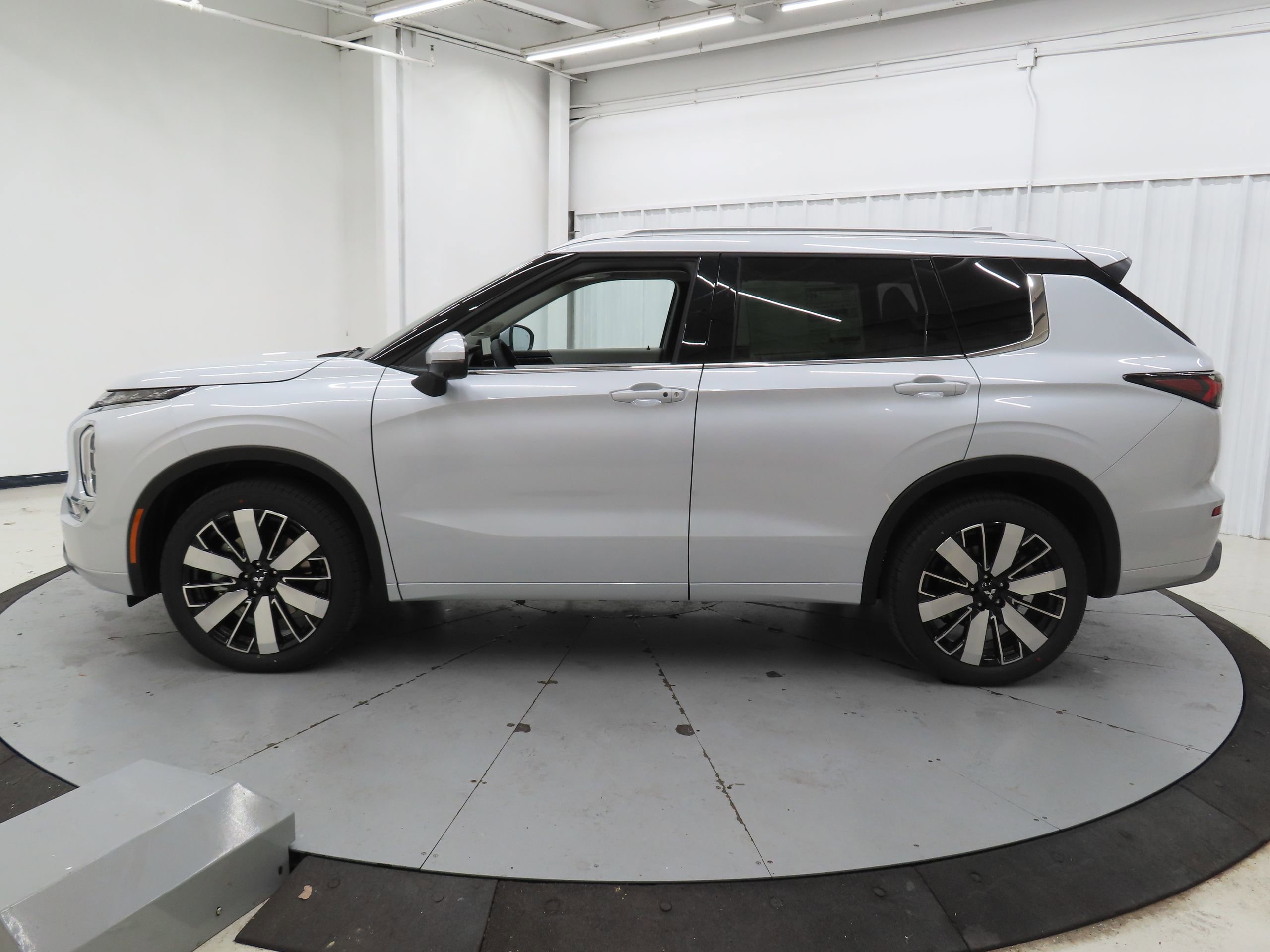 New 2026 Mitsubishi Outlander SEL FWD image 7