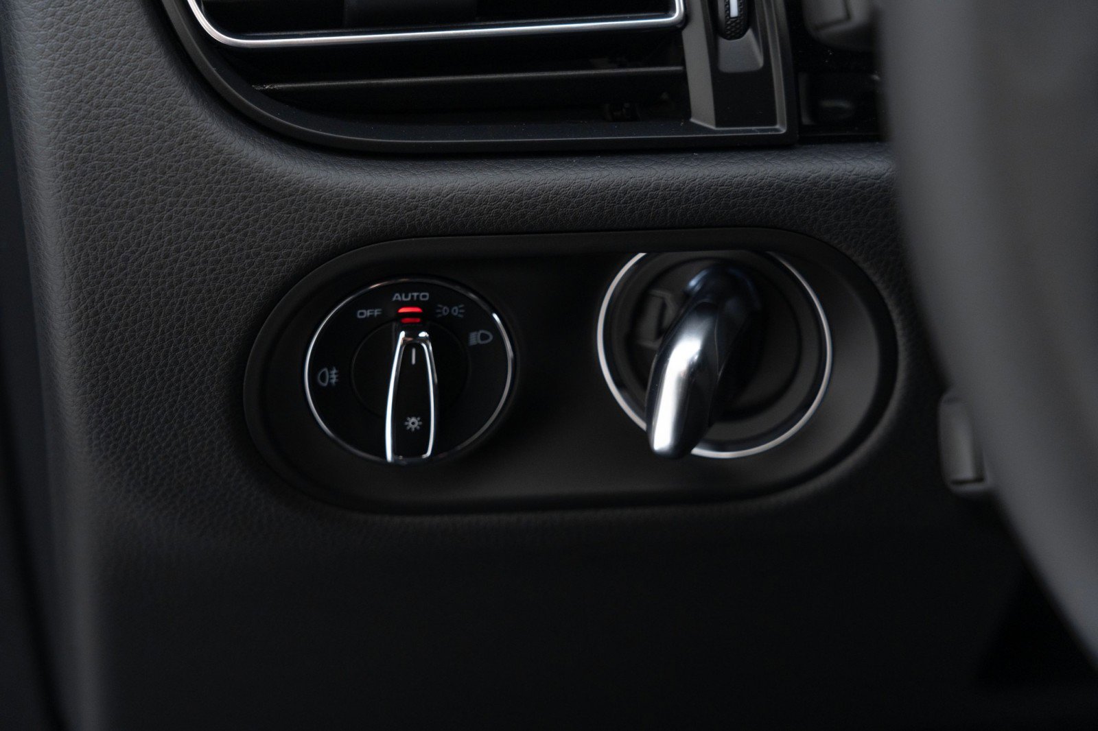 New 2025 Porsche Macan image 28