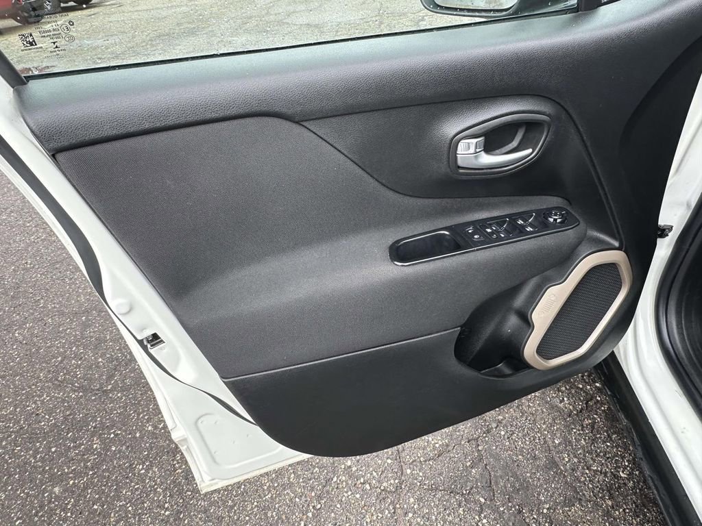 Used 2015 Jeep Renegade Latitude w/ Cold Weather Group II image 17