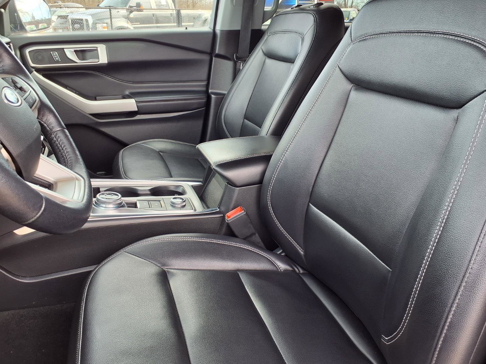 Used 2021 Ford Explorer XLT w/ Equipment Group 202A image 3