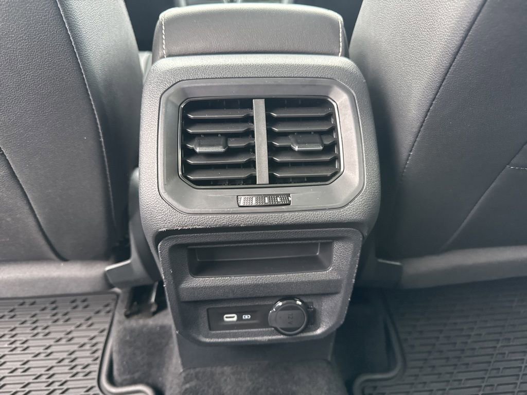 Used 2023 Volkswagen Tiguan SE w/ Panoramic Sunroof Package image 13