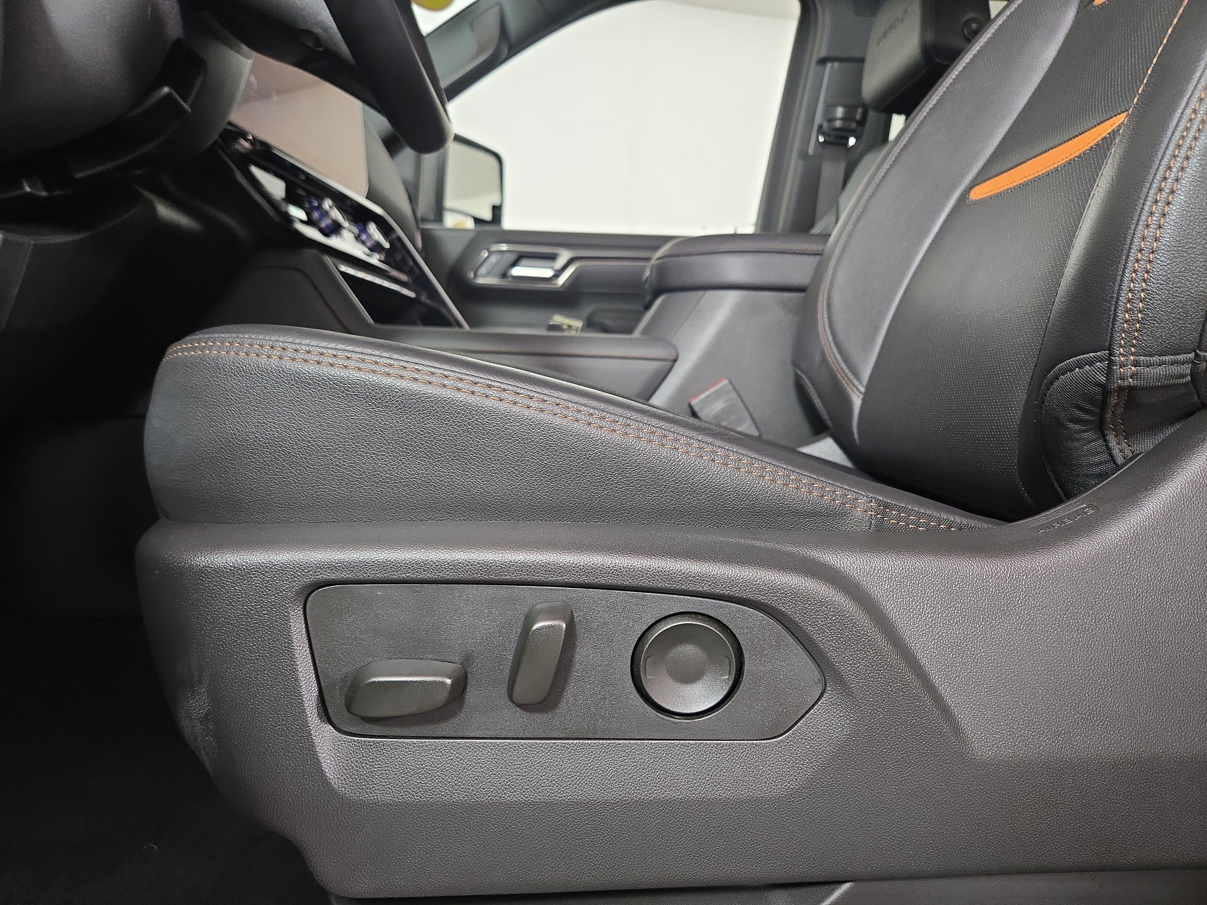 Certified 2025 GMC Sierra 2500 AT4 w/ Technology Package image 29