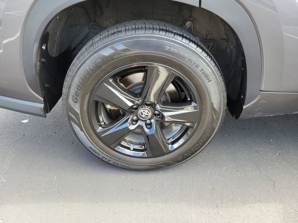 Used 2021 Toyota Highlander LE image 5