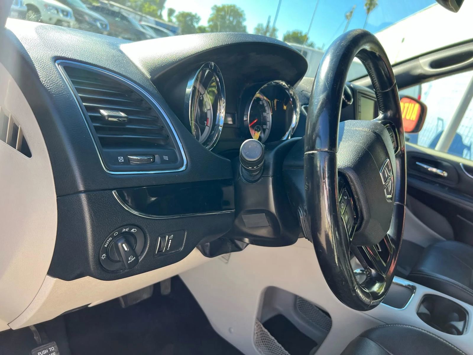 Used 2019 Dodge Grand Caravan SXT image 15
