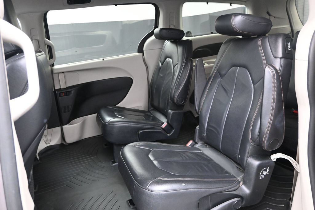 Used 2017 Chrysler Pacifica Touring-L w/ Tire & Wheel Group FWD image 20