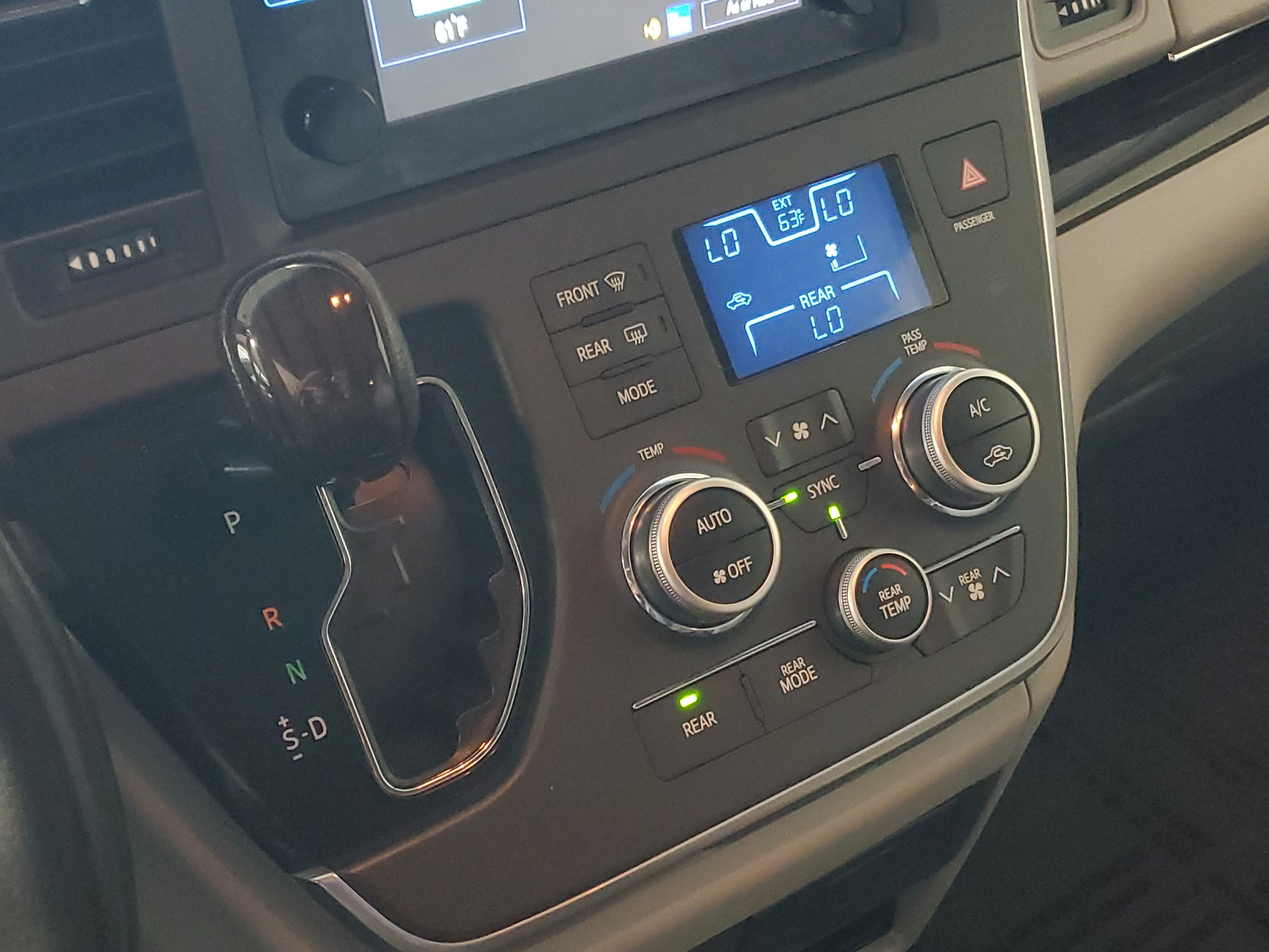 Used 2015 Toyota Sienna XLE FWD image 33