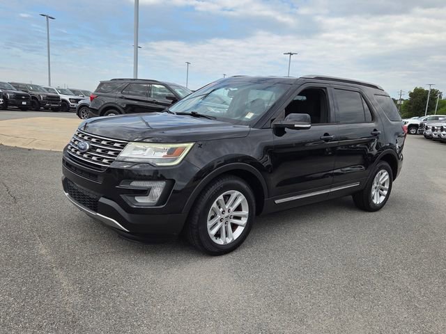 Used 2017 Ford Explorer XLT FWD image 3