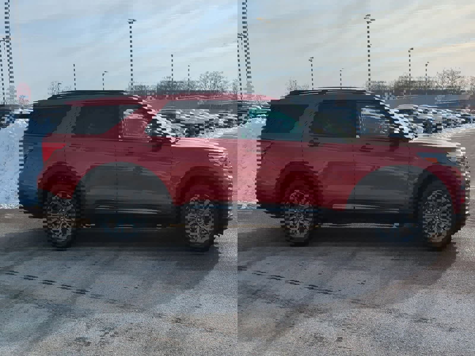 Used 2021 Ford Explorer XLT w/ Equipment Group 202A image 9