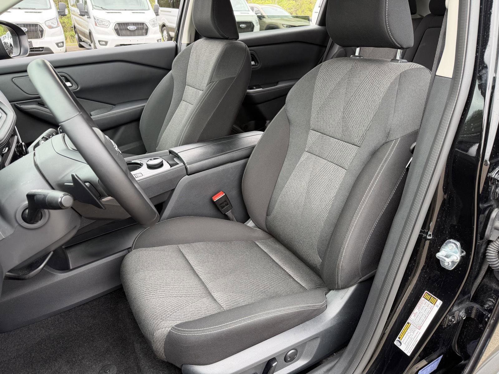 Used 2025 Nissan Rogue SV image 15