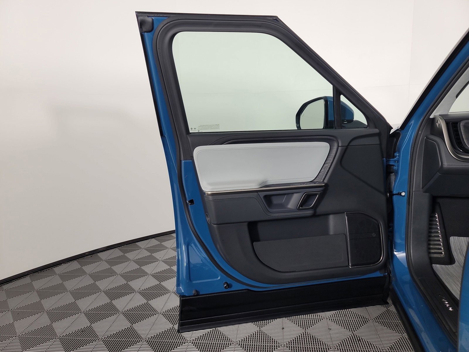Used 2024 Rivian R1S Adventure AWD/4WD image 16