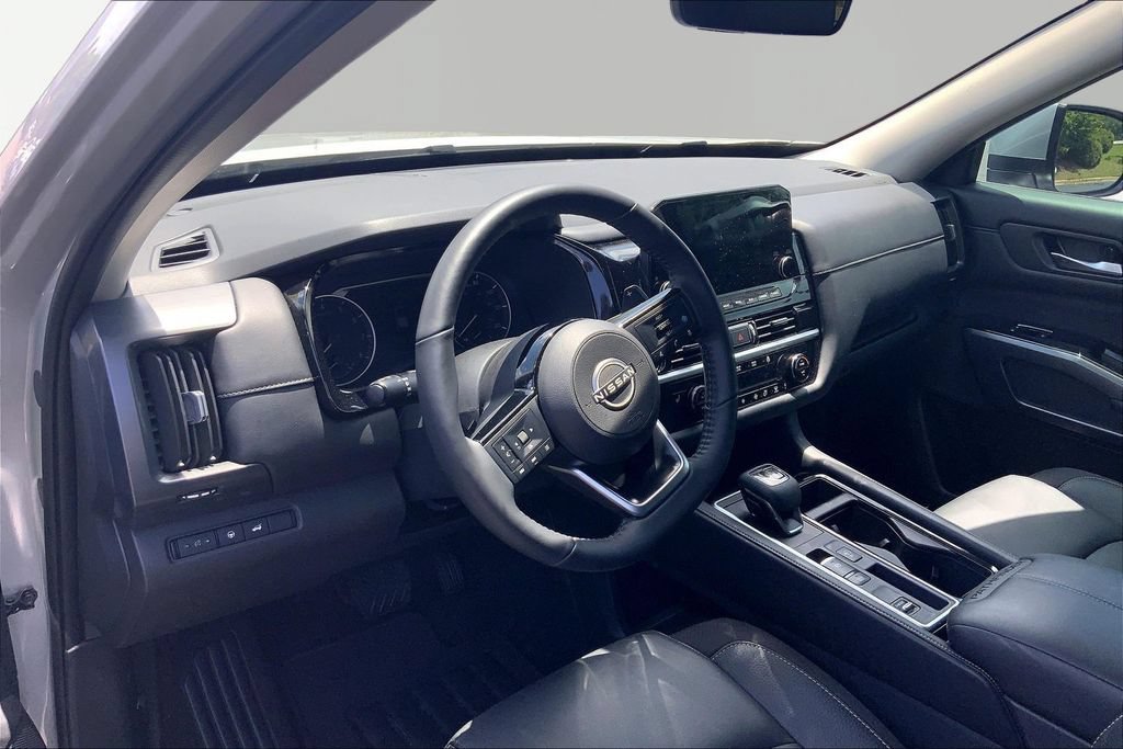 Used 2025 Nissan Pathfinder SL FWD image 12