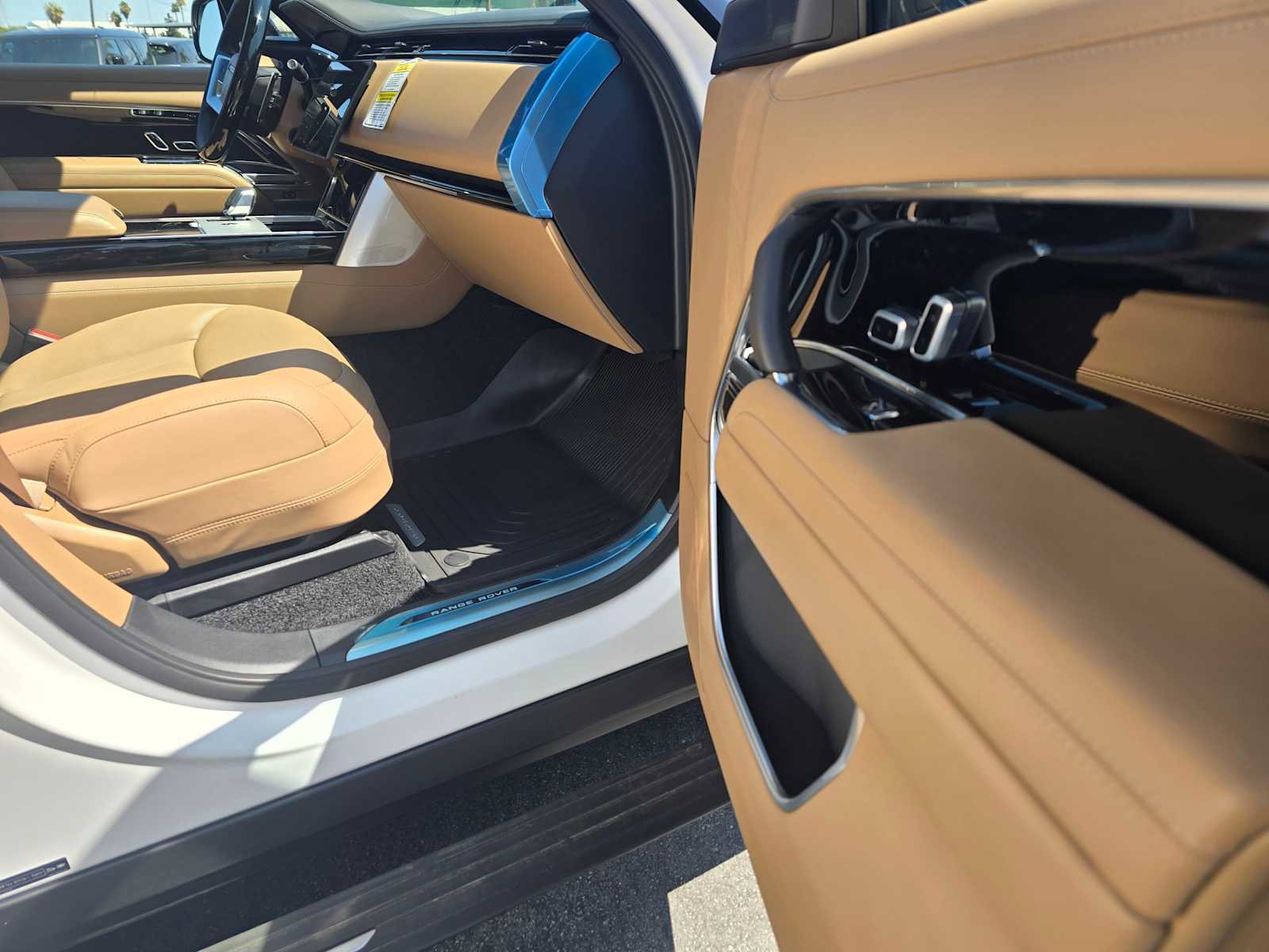 New 2025 Land Rover Range Rover Long Wheelbase SE image 10