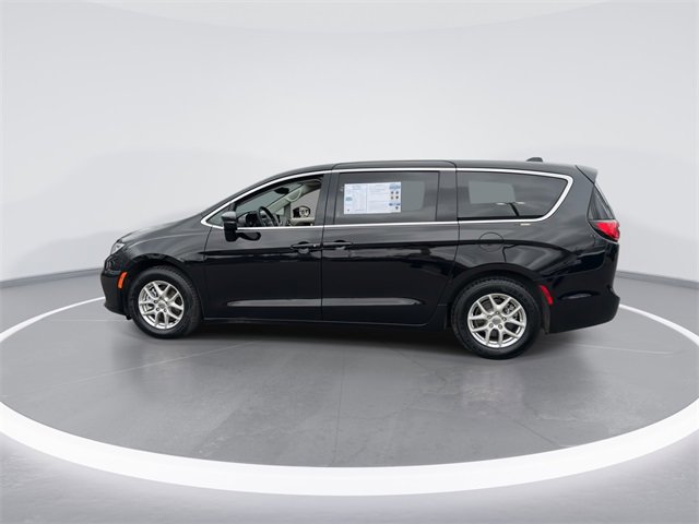 Used 2024 Chrysler Pacifica Touring-L image 5
