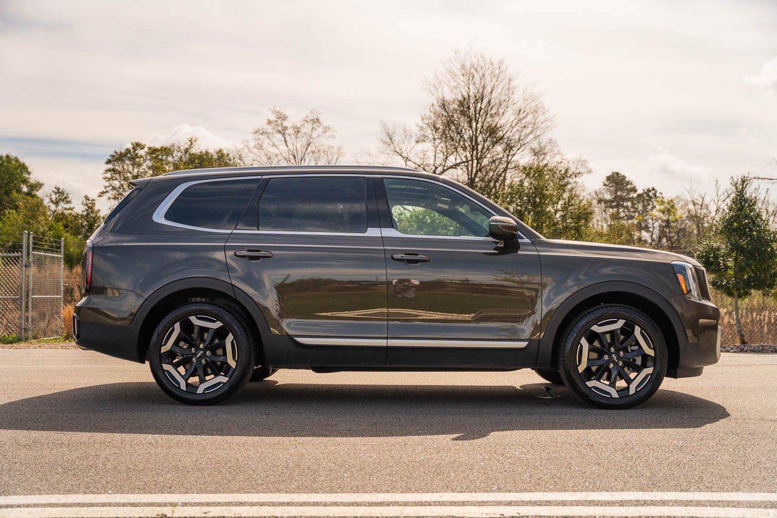 Used 2024 Kia Telluride EX w/ EX Captain's Chair Package image 8