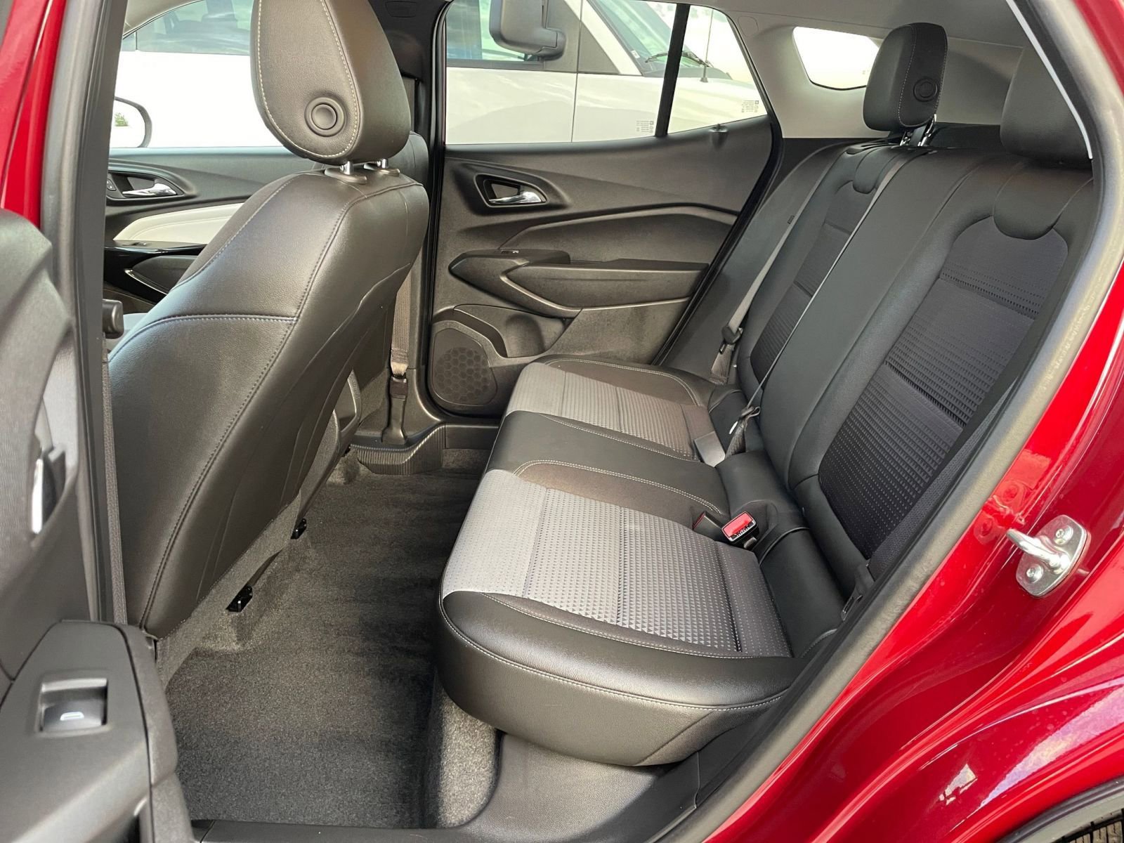 Used 2025 Chevrolet Trax LT w/ LT Convenience Package image 25