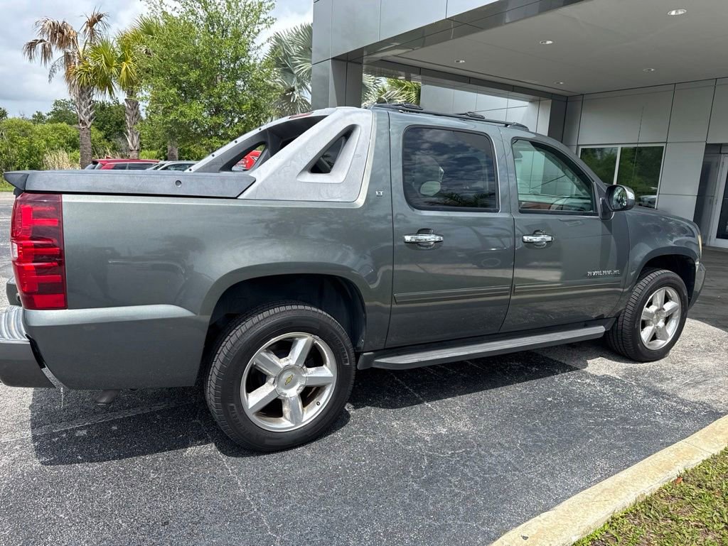 Used 2011 Chevrolet Avalanche LT w/ Regional Value Package AWD/4WD image 3
