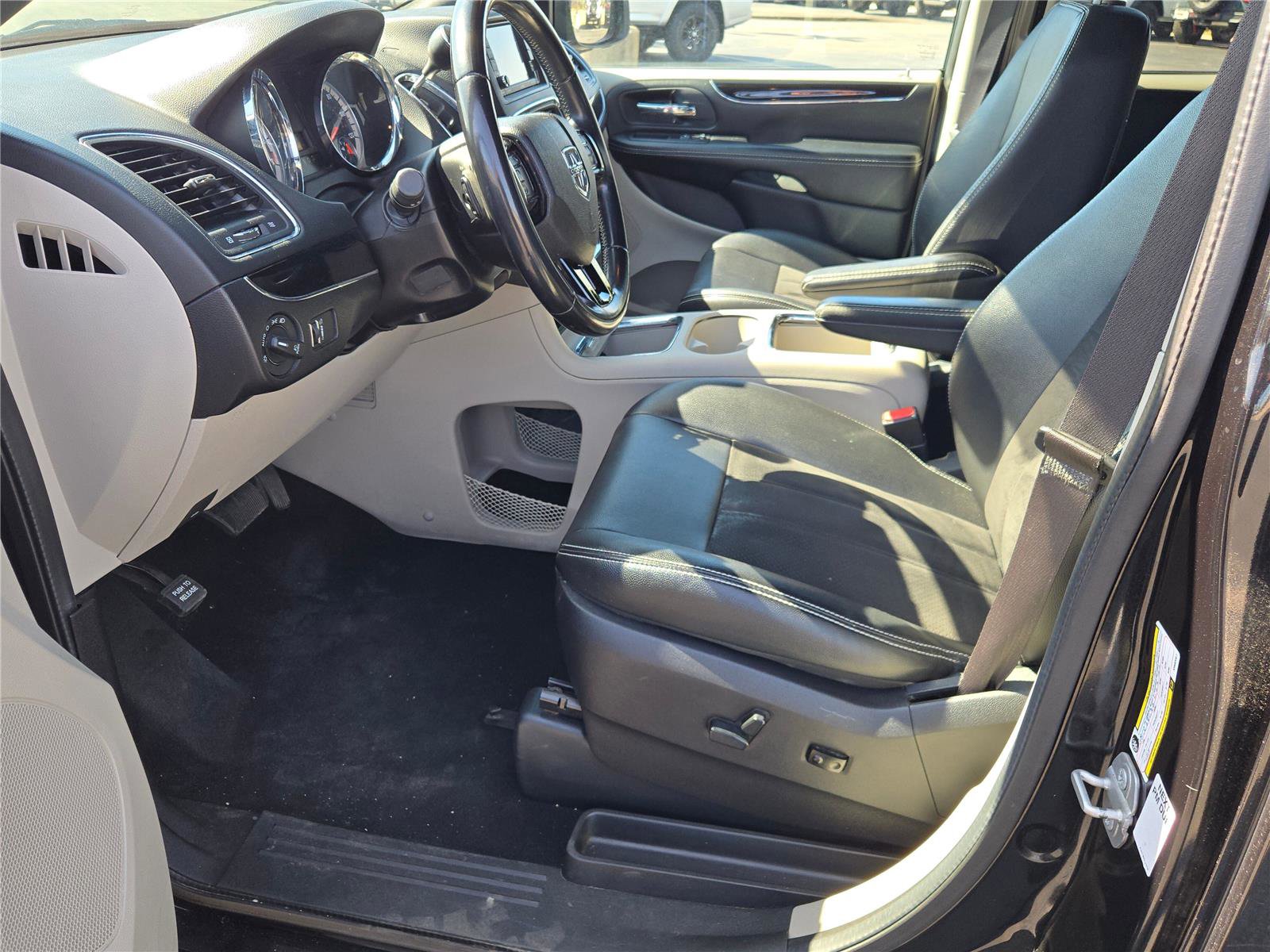 Certified 2019 Dodge Grand Caravan SXT image 27