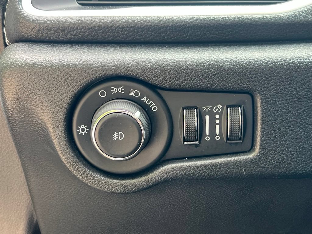 Used 2024 Chrysler Pacifica Limited FWD image 15