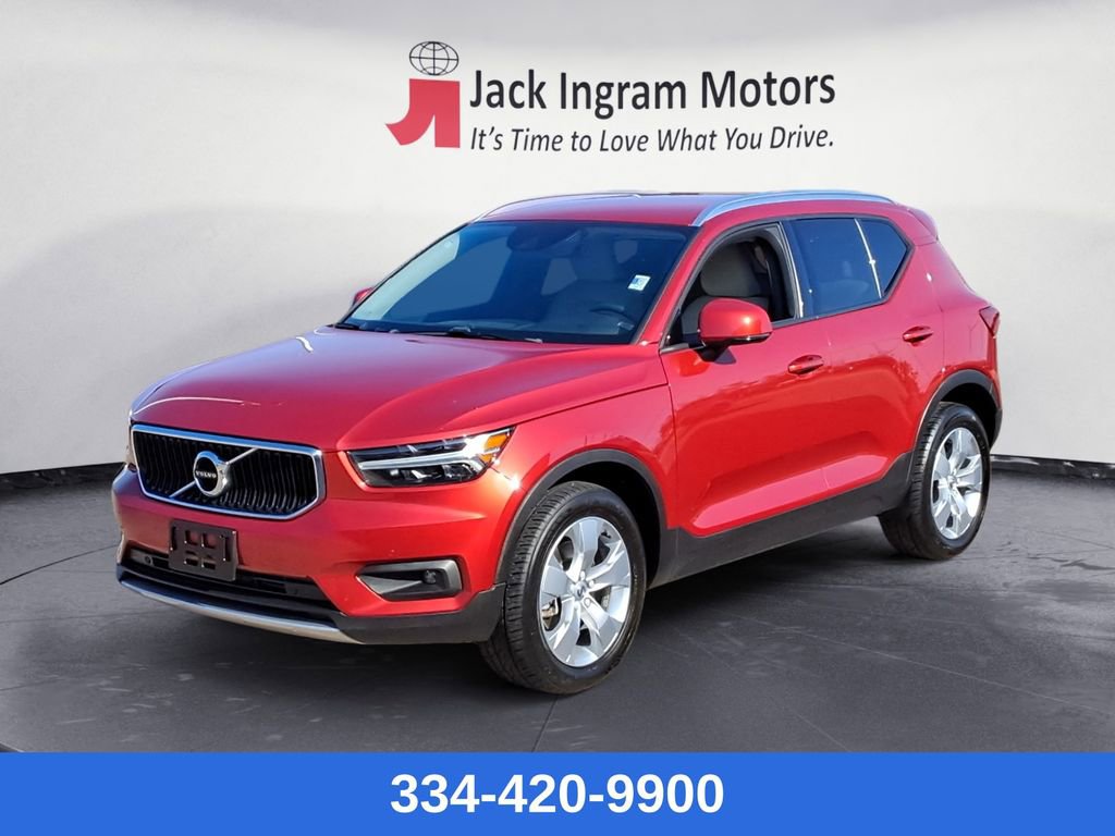 Used 2022 Volvo XC40 T5 Momentum image 1