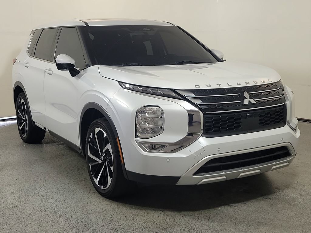Used 2023 Mitsubishi Outlander SE image 1