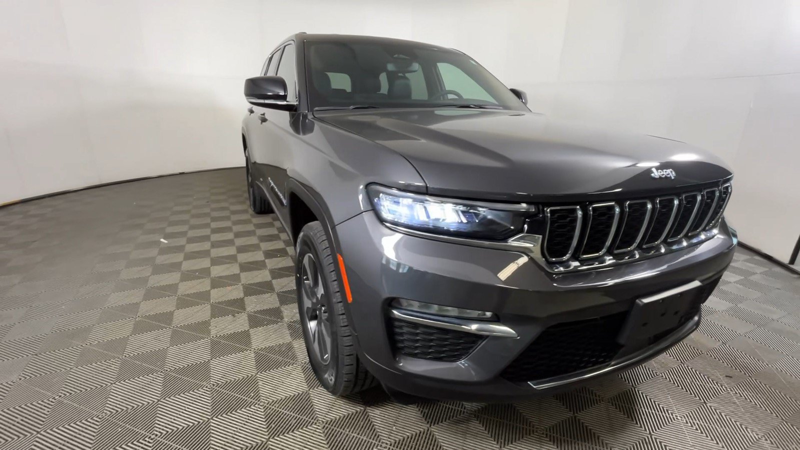 Used 2024 Jeep Grand Cherokee Limited 4xe w/ Trailer Tow Package AWD/4WD image 17
