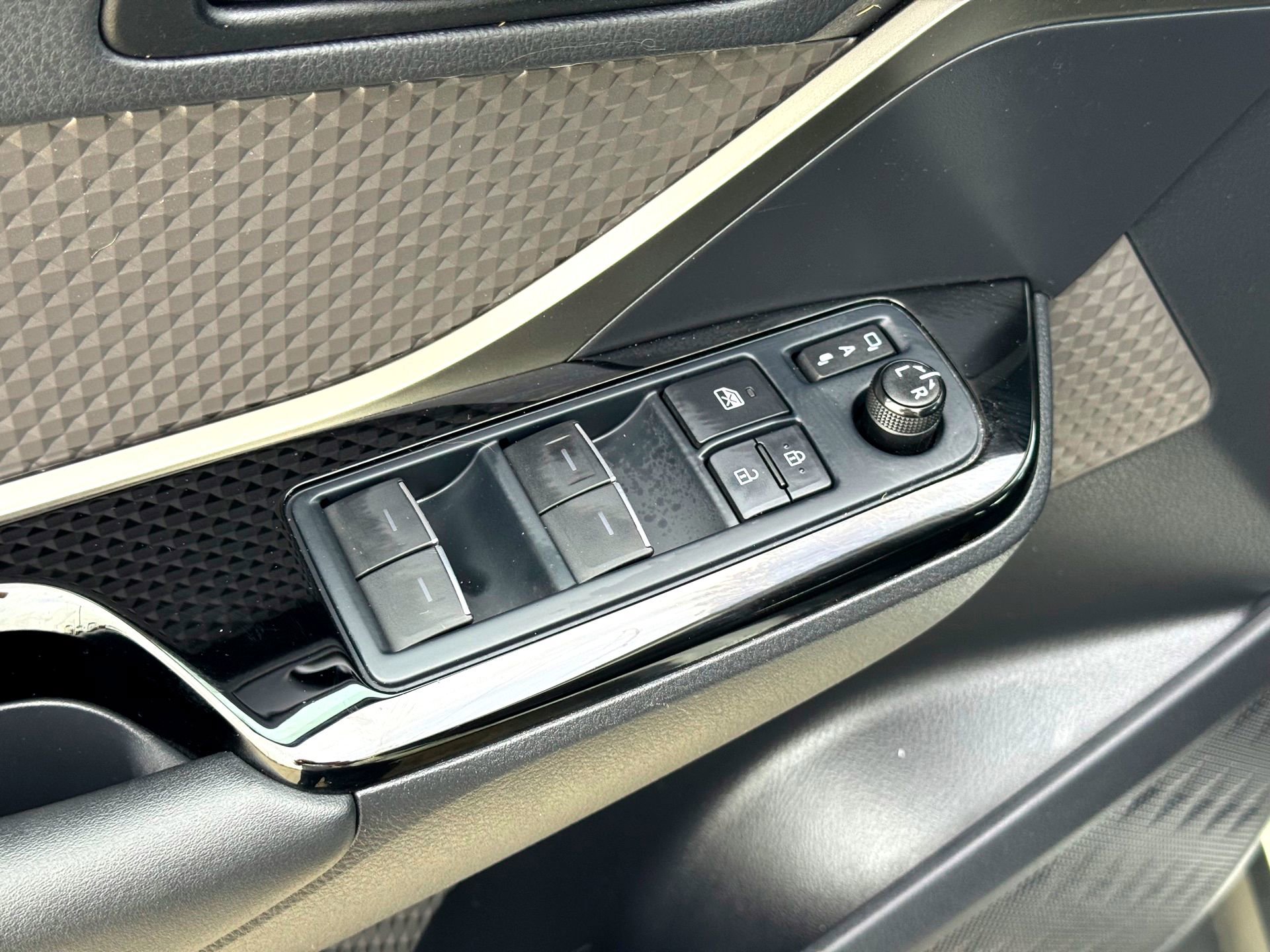 Used 2021 Toyota C-HR Limited image 15