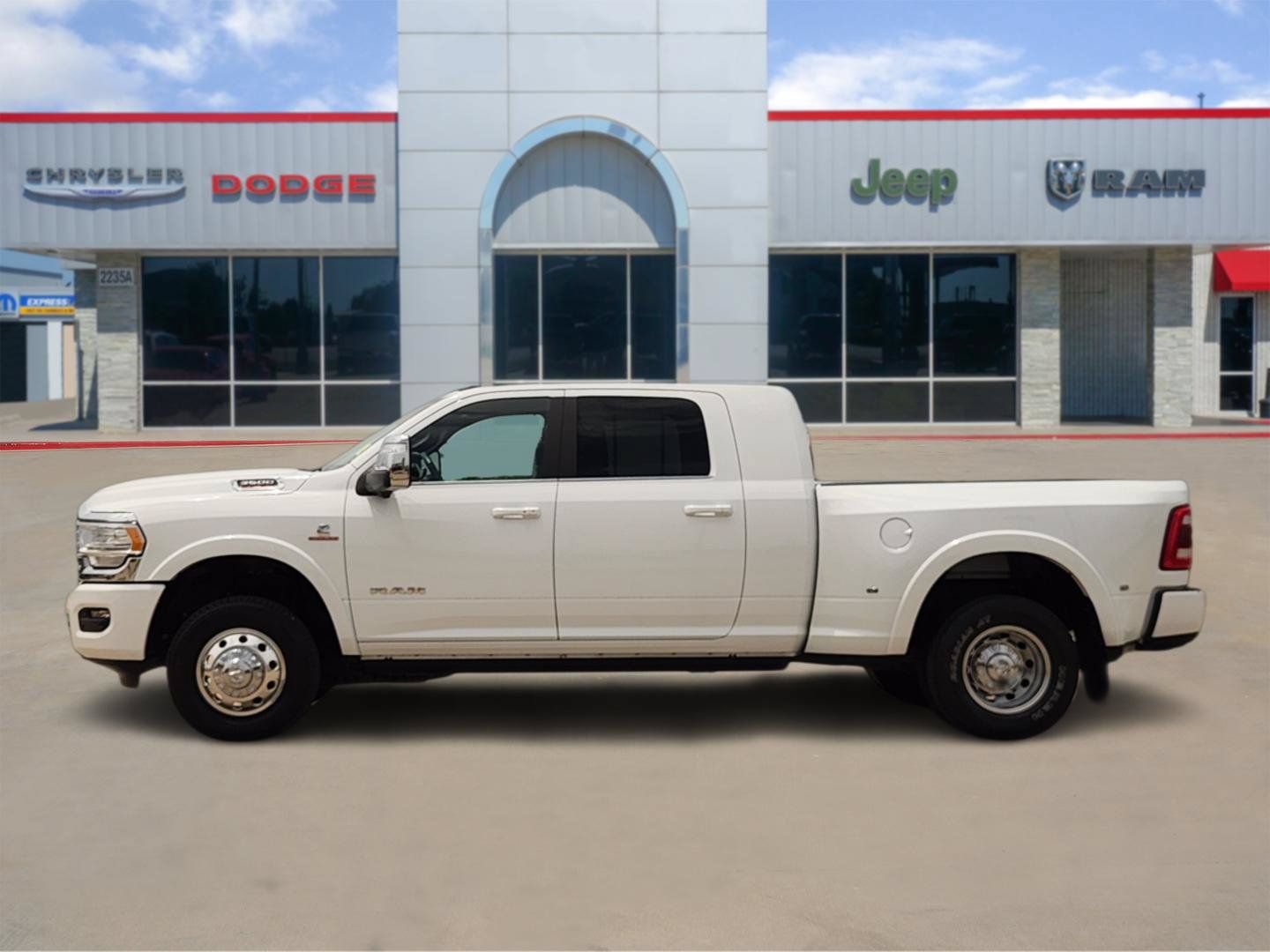 Used 2024 RAM 3500 Limited w/ Towing Technology Group AWD/4WD image 3