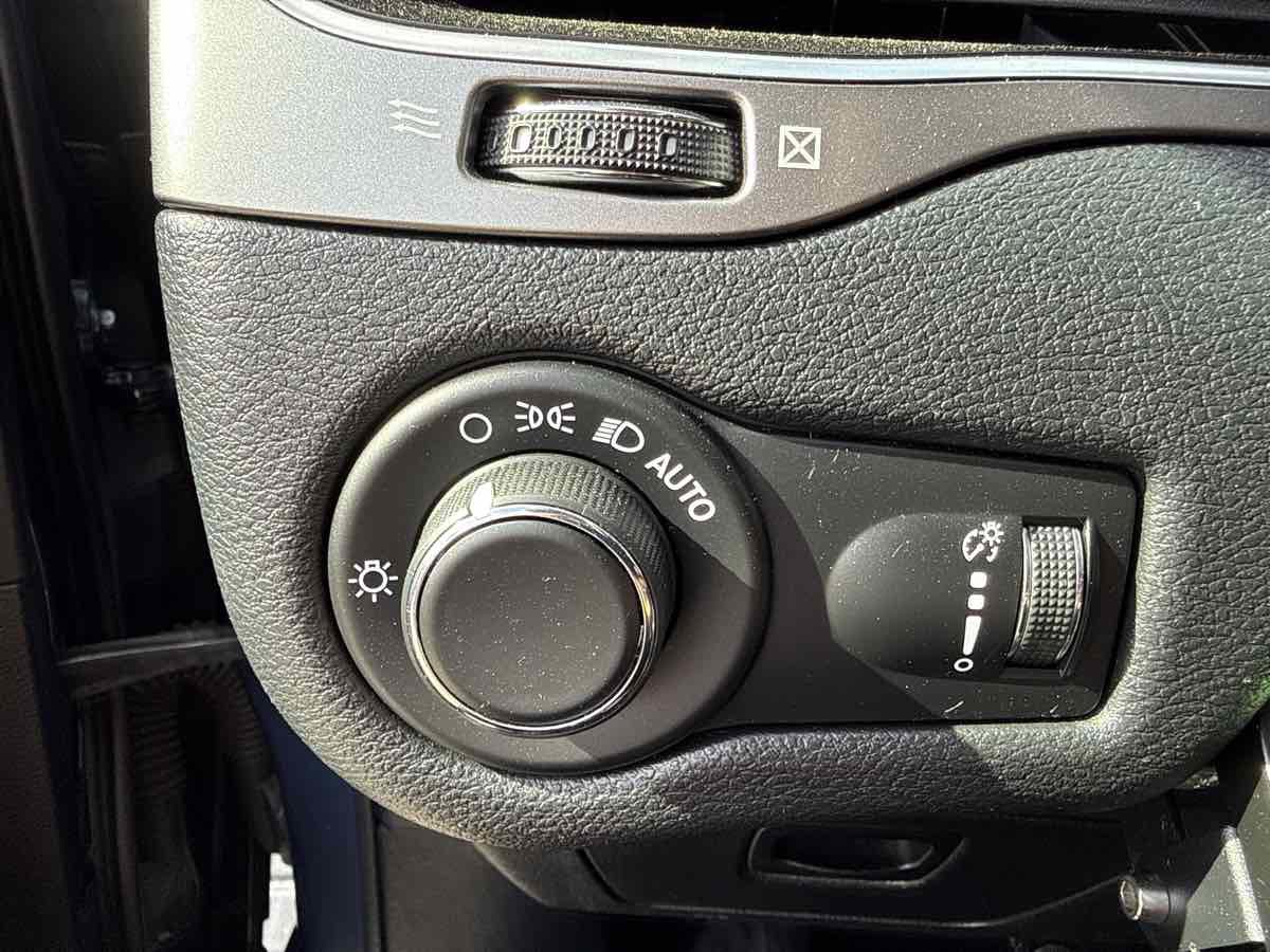 Used 2020 Jeep Cherokee Latitude FWD image 25