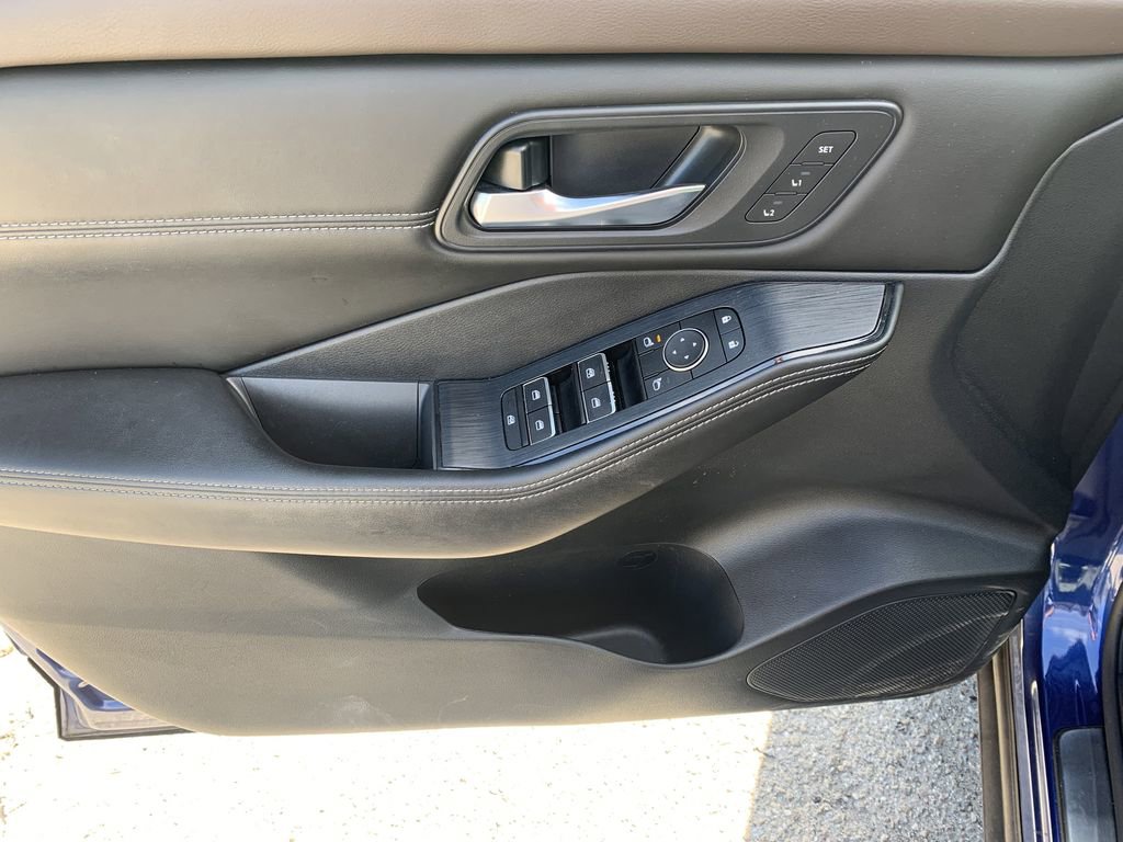 Used 2023 Nissan Rogue SL w/ SL Premium Package image 17