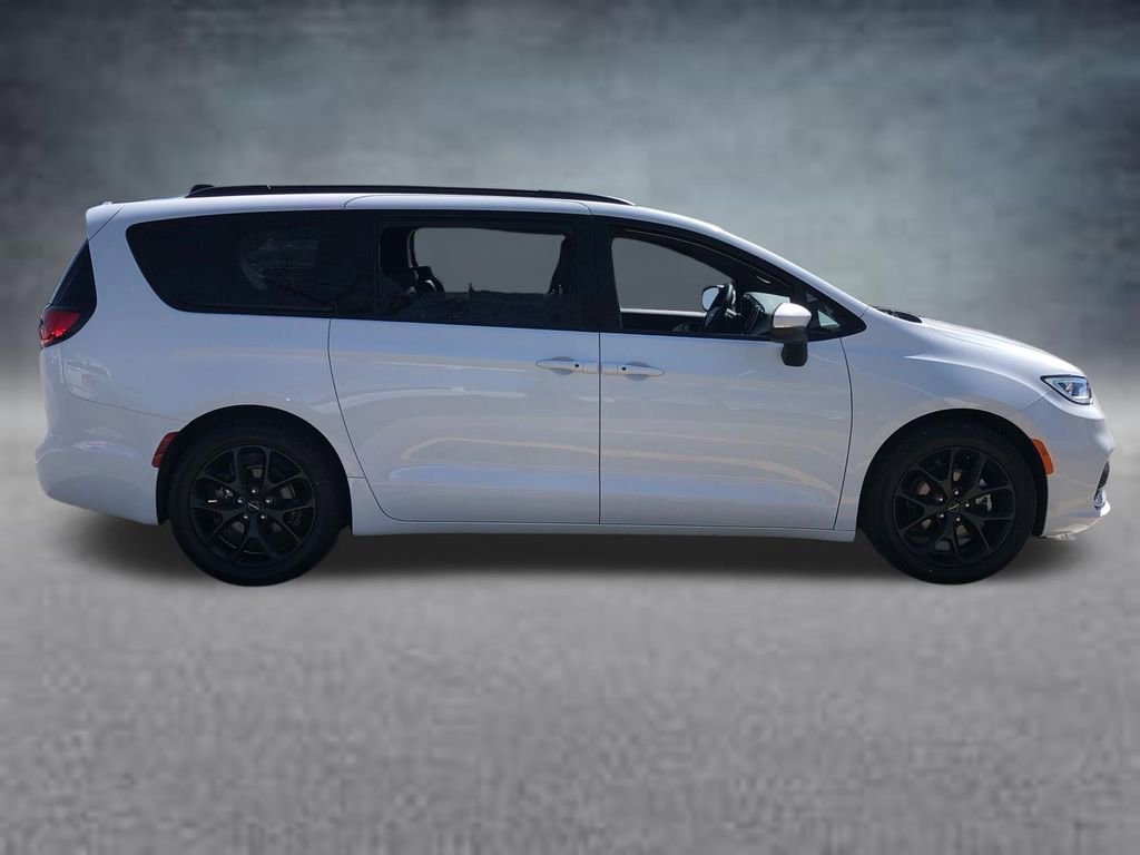 Used 2023 Chrysler Pacifica Touring-L w/ S Appearance Package FWD image 10