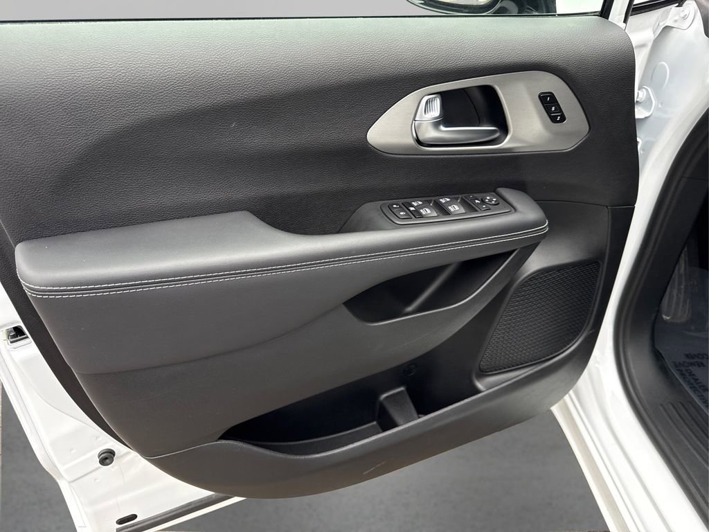 Used 2024 Chrysler Pacifica Limited w/ S Appearance Package image 24