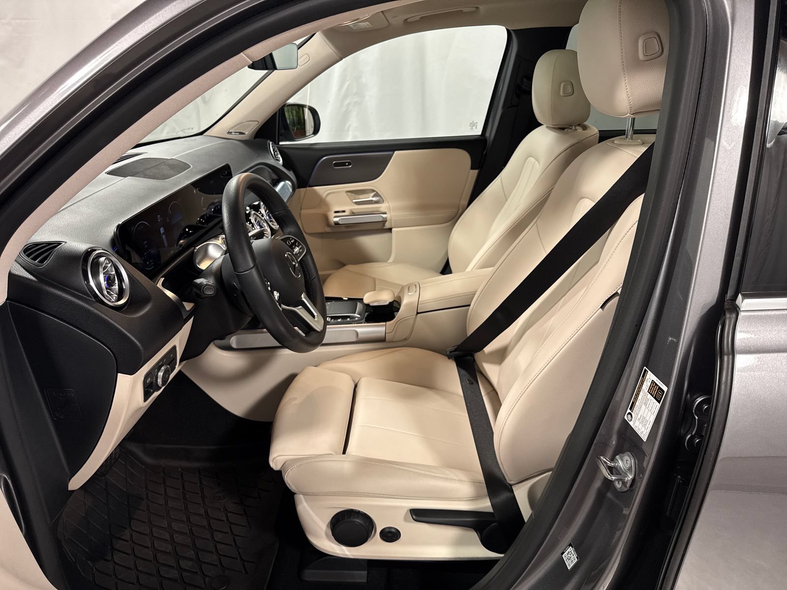 Used 2022 Mercedes-Benz EQB 300 4MATIC image 3