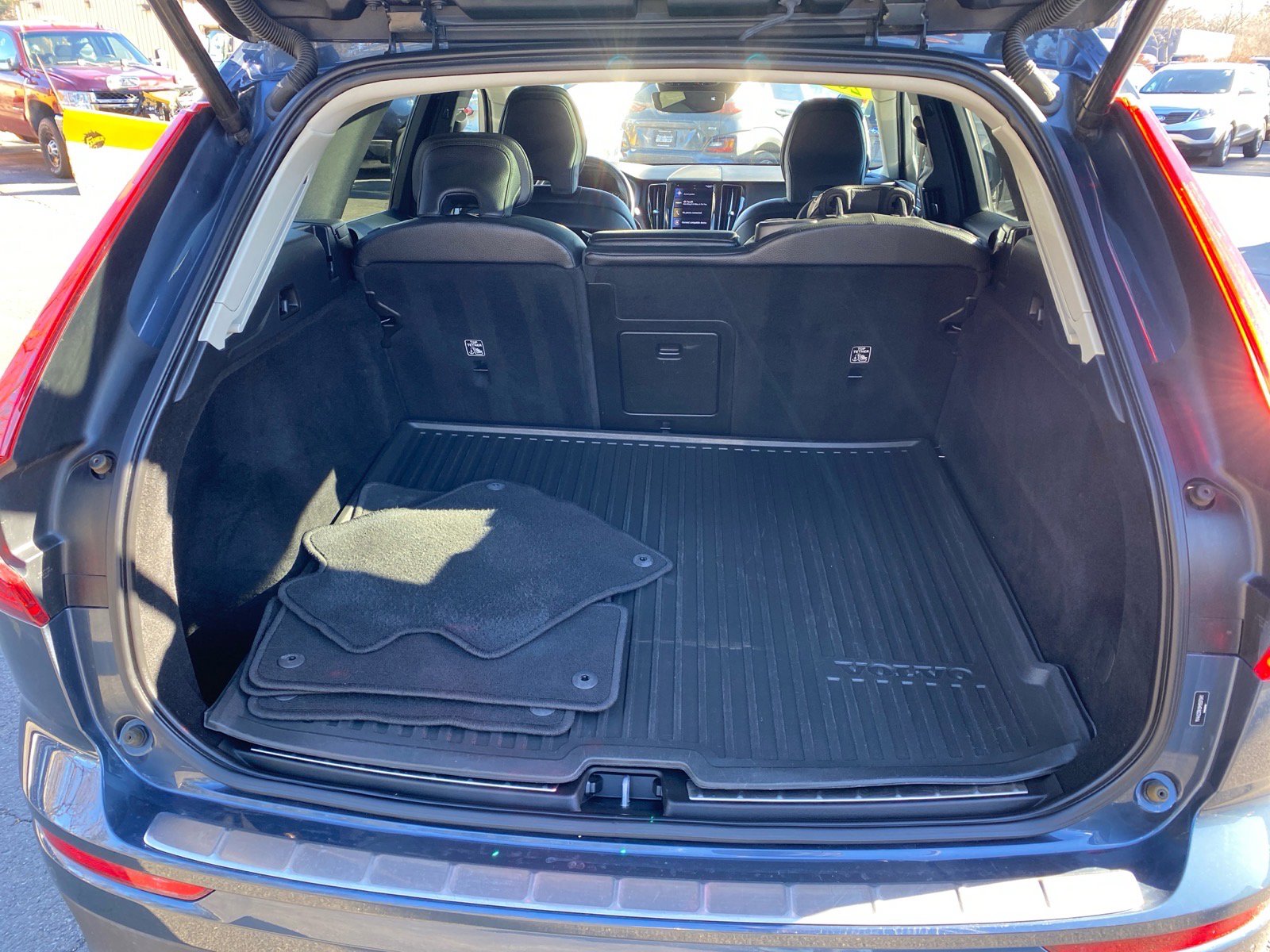 Used 2021 Volvo XC60 T6 Momentum image 24