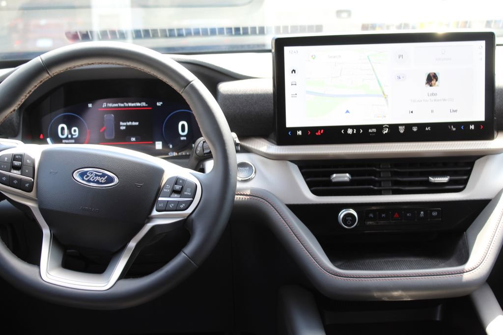 Used 2025 Ford Explorer Active AWD/4WD image 10