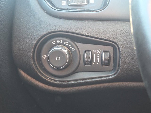 Used 2016 Jeep Renegade Latitude AWD/4WD image 24